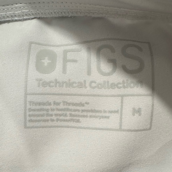 Figs Classic White Scrub Top and Jogger Pants - Picture 4 of 5